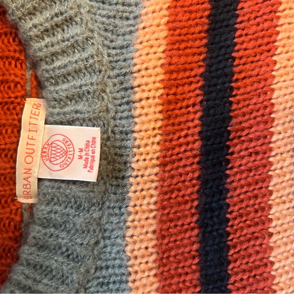 Urban Outfitters Womens Medium short sweater! - Picture 2 of 2